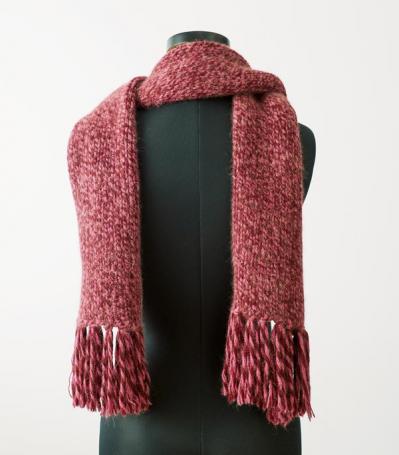 マフラーの巻き方【2選】「ツイストオフタートル」と「2重巻きサイドノット」 後ろ姿も素敵に！（サムネイル画像2）