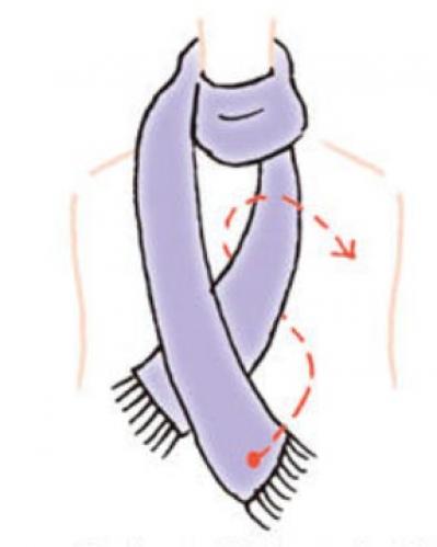 マフラーの巻き方【2選】「ツイストオフタートル」と「2重巻きサイドノット」 後ろ姿も素敵に！（サムネイル画像11）