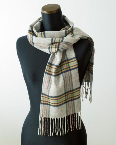 マフラーの巻き方【2選】「ツイストオフタートル」と「2重巻きサイドノット」 後ろ姿も素敵に！（サムネイル画像8）