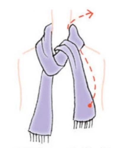 マフラーの巻き方【2選】「ツイストオフタートル」と「2重巻きサイドノット」 後ろ姿も素敵に！（サムネイル画像5）