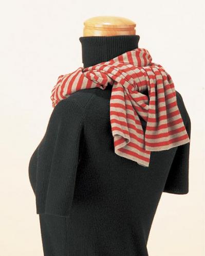 マフラーの巻き方【2選】「ツイストオフタートル」と「2重巻きサイドノット」 後ろ姿も素敵に！（サムネイル画像7）