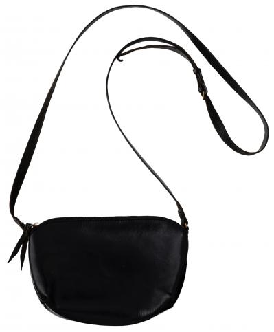 【大人ひとり旅】文筆家・甲斐みのりさんの「京都で甘いものと建築を楽しむ旅」のファッションと持ち物を拝見！（サムネイル画像3）