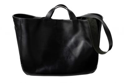 【大人ひとり旅】文筆家・甲斐みのりさんの「京都で甘いものと建築を楽しむ旅」のファッションと持ち物を拝見！（サムネイル画像5）