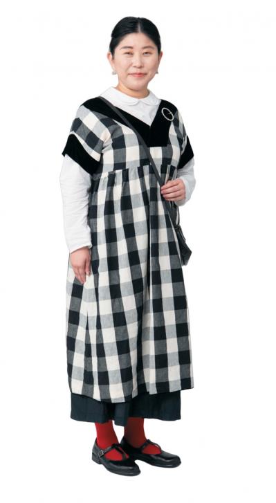 【大人ひとり旅】文筆家・甲斐みのりさんの「京都で甘いものと建築を楽しむ旅」のファッションと持ち物を拝見！（サムネイル画像4）