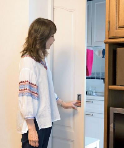 【1月人気記事】【ひとり暮らしのマンションリフォーム】エッセイスト・岸本葉子さんが50代で手に入れた快適な空間を拝見［前編］【暮らし部門1位】（サムネイル画像5）