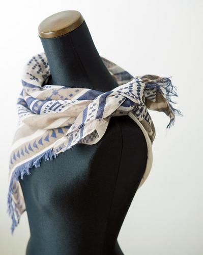 【ストールの巻き方2選】どんなアウターにも似合う「銀座巻き」と「ダブルトライアングル」（サムネイル画像8）