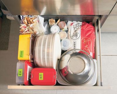 【70代のキッチンリフォーム】収納たっぷり、掃除しやすい快適な空間に！ 加藤タキさんの実例［後編］（サムネイル画像9）