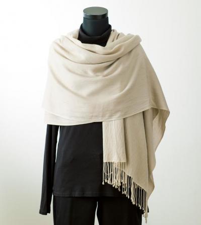 【ストールの巻き方2選】暖かさ抜群！の「シンプルドレープ」と「セーラー結び」（サムネイル画像2）