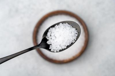 青菜を炒める前に入れるといいものは？あざやかな色を出す【昔ながらの家事コツ〜調味料】（サムネイル画像2）