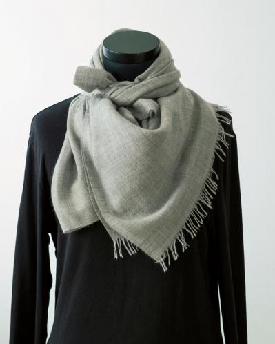 マフラー&ストールの巻き方２選　ボリュームを魅せる「アフガン巻き」と「ダブルドレープ」（サムネイル画像2）