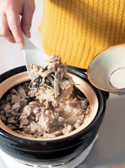 【料理家・五味幹子さんのキッチン拝見】DIYで棚を設置し、ストレスフリーな空間に（サムネイル画像14）