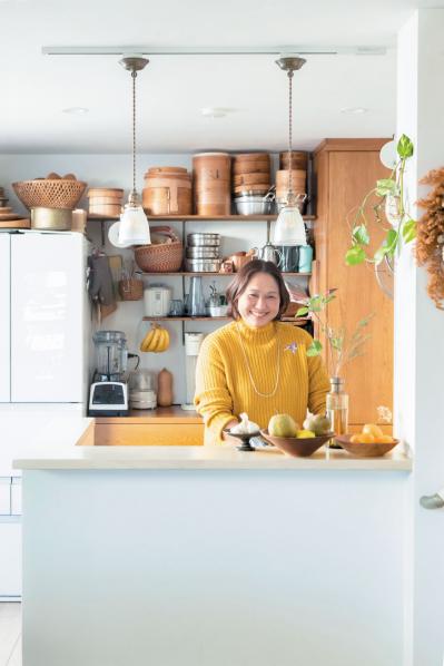 【料理家・五味幹子さんのキッチン拝見】DIYで棚を設置し、ストレスフリーな空間に（サムネイル画像12）