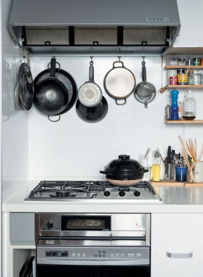 【料理家・五味幹子さんのキッチン拝見】DIYで棚を設置し、ストレスフリーな空間に（サムネイル画像4）