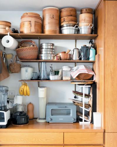 【料理家・五味幹子さんのキッチン拝見】DIYで棚を設置し、ストレスフリーな空間に（サムネイル画像3）