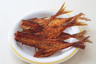 魚の骨を捨てている人！じっくり揚げてせんべいに！捨てる部分でもう一品のワザ8選【昔ながらの家事コツ】（サムネイル画像2）