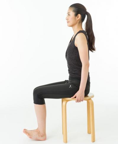 足から健康になる！椅子に座ったままできる「アキレス腱のばし」（サムネイル画像2）