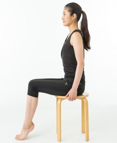 足から健康になる！椅子に座ったままできる「アキレス腱のばし」（サムネイル画像3）