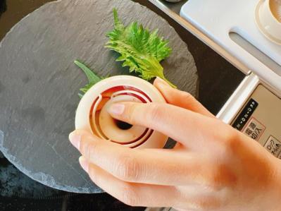 【スリコ】の寿司ドーナツ型が簡単！ニューヨークで流行り始めたというドーナツ寿司を楽しもう（サムネイル画像6）
