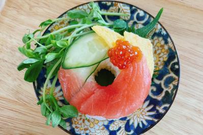 【スリコ】の寿司ドーナツ型が簡単！ニューヨークで流行り始めたというドーナツ寿司を楽しもう（サムネイル画像）