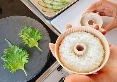 【スリコ】の寿司ドーナツ型が簡単！ニューヨークで流行り始めたというドーナツ寿司を楽しもう（サムネイル画像5）