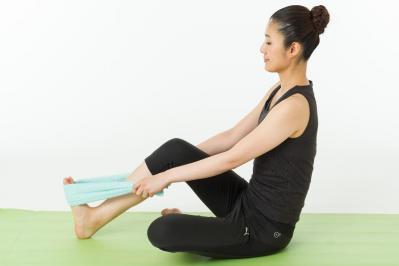足から健康になる！タオルを使う【アキレス腱のばし】なら、体のかたい人も簡単（サムネイル画像2）