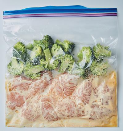 【肉の冷凍ミールパック】解凍、加熱するだけでおいしいおかずが完成！「豚肉と白菜の塩にんにく煮」「ささ身のみそマヨ焼き」（サムネイル画像4）