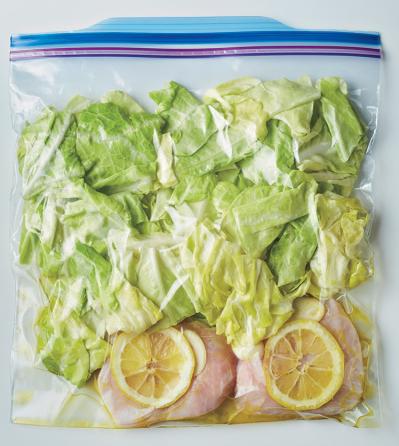 【魚介の冷凍ミールパック】食べたいときにすぐ、ほかほかのおかずができる！「めかじきとキャベツのレモンマリネ」「えびチリ」（サムネイル画像2）