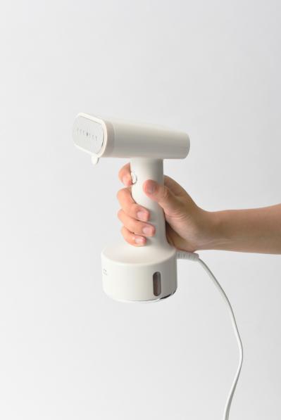 出かける前にさっとシワが伸ばせる【衣類スチーマー】3選。50代からは軽くておしゃれな一台を｜家電のプロ・神原サリーさんおすすめ（サムネイル画像3）