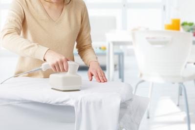 出かける前にさっとシワが伸ばせる【衣類スチーマー】3選。50代からは軽くておしゃれな一台を｜家電のプロ・神原サリーさんおすすめ（サムネイル画像13）