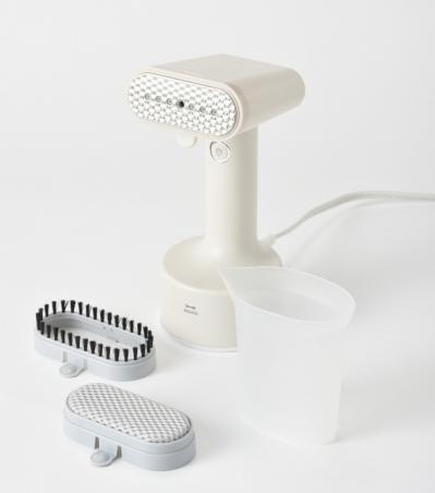 出かける前にさっとシワが伸ばせる【衣類スチーマー】3選。50代からは軽くておしゃれな一台を｜家電のプロ・神原サリーさんおすすめ（サムネイル画像6）