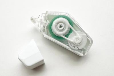 いつも綺麗に糊付けする「XSテープのり」貼れば紙は波打つことなく、ピンと平たい！（サムネイル画像3）