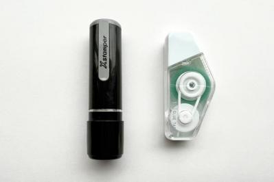 いつも綺麗に糊付けする「XSテープのり」貼れば紙は波打つことなく、ピンと平たい！（サムネイル画像2）