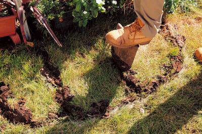 【狭い場所でのガーデニング】レンガを並べるだけで簡単、おしゃれな縁取り花壇のつくり方（サムネイル画像7）