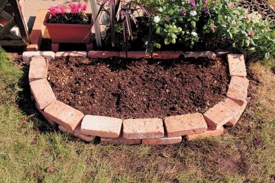 【狭い場所でのガーデニング】レンガを並べるだけで簡単、おしゃれな縁取り花壇のつくり方（サムネイル画像18）