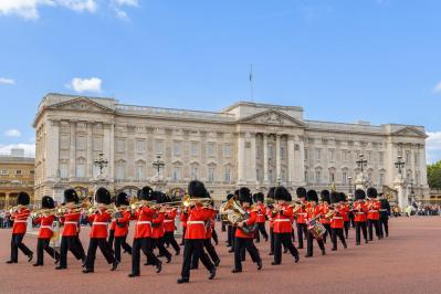 ヴィクトリア女王が夫アルバートと過ごした【バッキンガム宮殿】　夫亡き後、女王は喪服で通したという