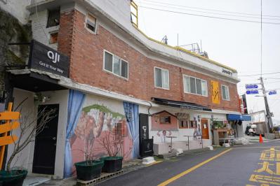 チャウヌの新境地が見られる！ ドラマ「ワンダフルワールド」のロケ地・梨花洞壁画村で韓国ののどかな風景に出合う（サムネイル画像2）