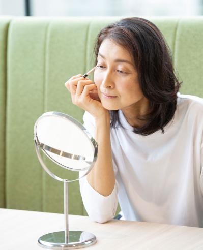 【50代からのメイク術】目力がアップし、5歳若返るアイラインの描き方とは？（サムネイル画像13）