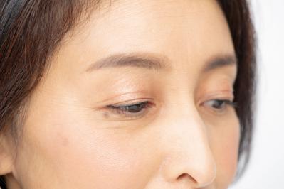 【50代からのメイク術】目力がアップし、5歳若返るアイラインの描き方とは？（サムネイル画像25）