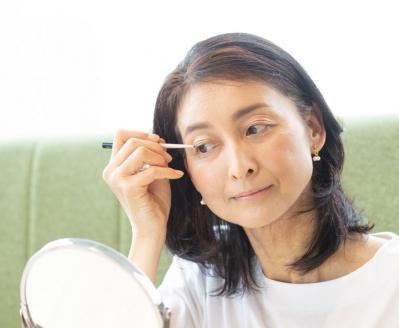 【50代からのメイク術】目力がアップし、5歳若返るアイラインの描き方とは？（サムネイル画像16）