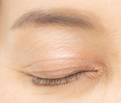 【50代からのメイク術】目力がアップし、5歳若返るアイラインの描き方とは？（サムネイル画像8）