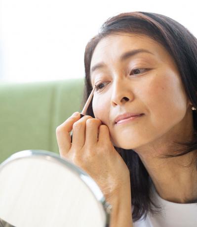 【50代からのメイク術】目力がアップし、5歳若返るアイラインの描き方とは？（サムネイル画像14）