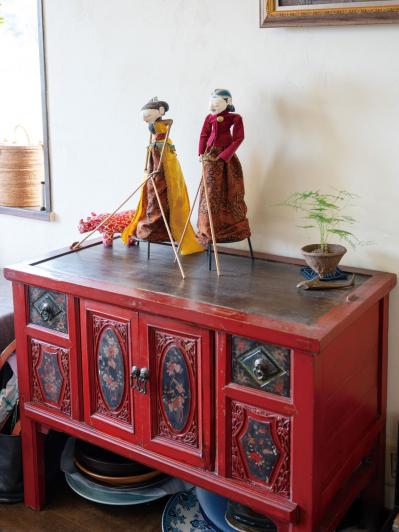 「物が多くても、心地いい」元ミス日本・伊藤千桃さんの“骨董×収納”の工夫【後編】（サムネイル画像2）