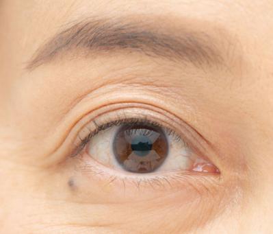 【50代からのメイク術】目力がアップし、5歳若返るアイラインの描き方とは？（サムネイル画像7）