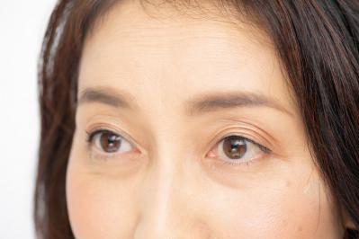 【50代からのメイク術】目力がアップし、5歳若返るアイラインの描き方とは？（サムネイル画像24）