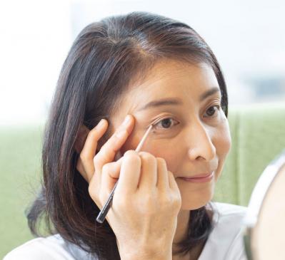 【50代からのメイク術】目力がアップし、5歳若返るアイラインの描き方とは？（サムネイル画像15）