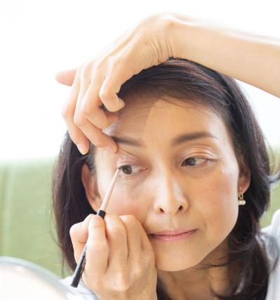 【50代からのメイク術】目力がアップし、5歳若返るアイラインの描き方とは？（サムネイル画像17）