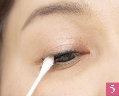 【50代からのメイク術】目力がアップし、5歳若返るアイラインの描き方とは？（サムネイル画像23）