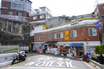 チャウヌの新境地が見られる！ ドラマ「ワンダフルワールド」のロケ地・梨花洞壁画村で韓国ののどかな風景に出合う