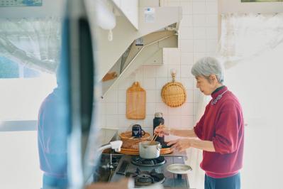 年金4万円、団地でひとり暮らしの小笠原洋子さん74歳。1日1000円でやりくりする「ケチカロジー」とは？［前編］