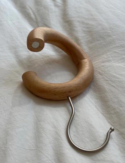 【スリコ】の木製ハンガーが便利でおしゃれ。リングハンガーはバッグや巻物の収納に！（サムネイル画像5）